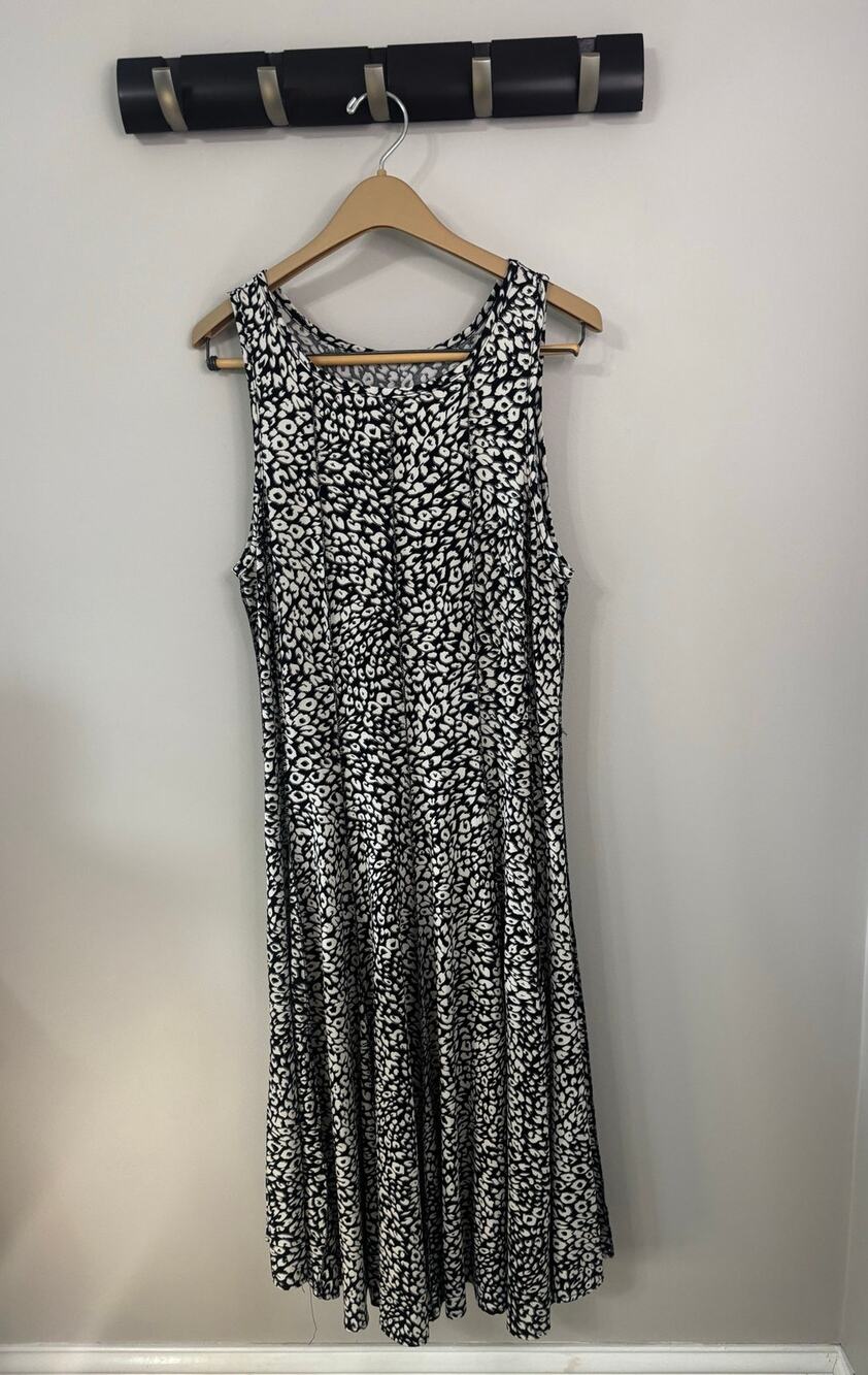 Polyester/rayon sleeveless -tiered A-line silhoutte black & white abstract print